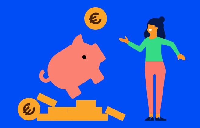 spaarvarken op stapel met geld, vrouw gooit een muntje