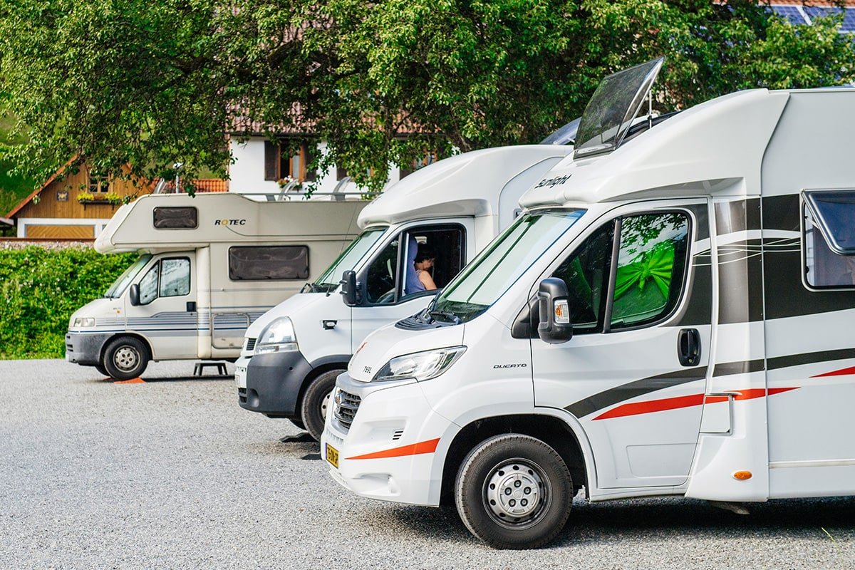 drie campers op rij