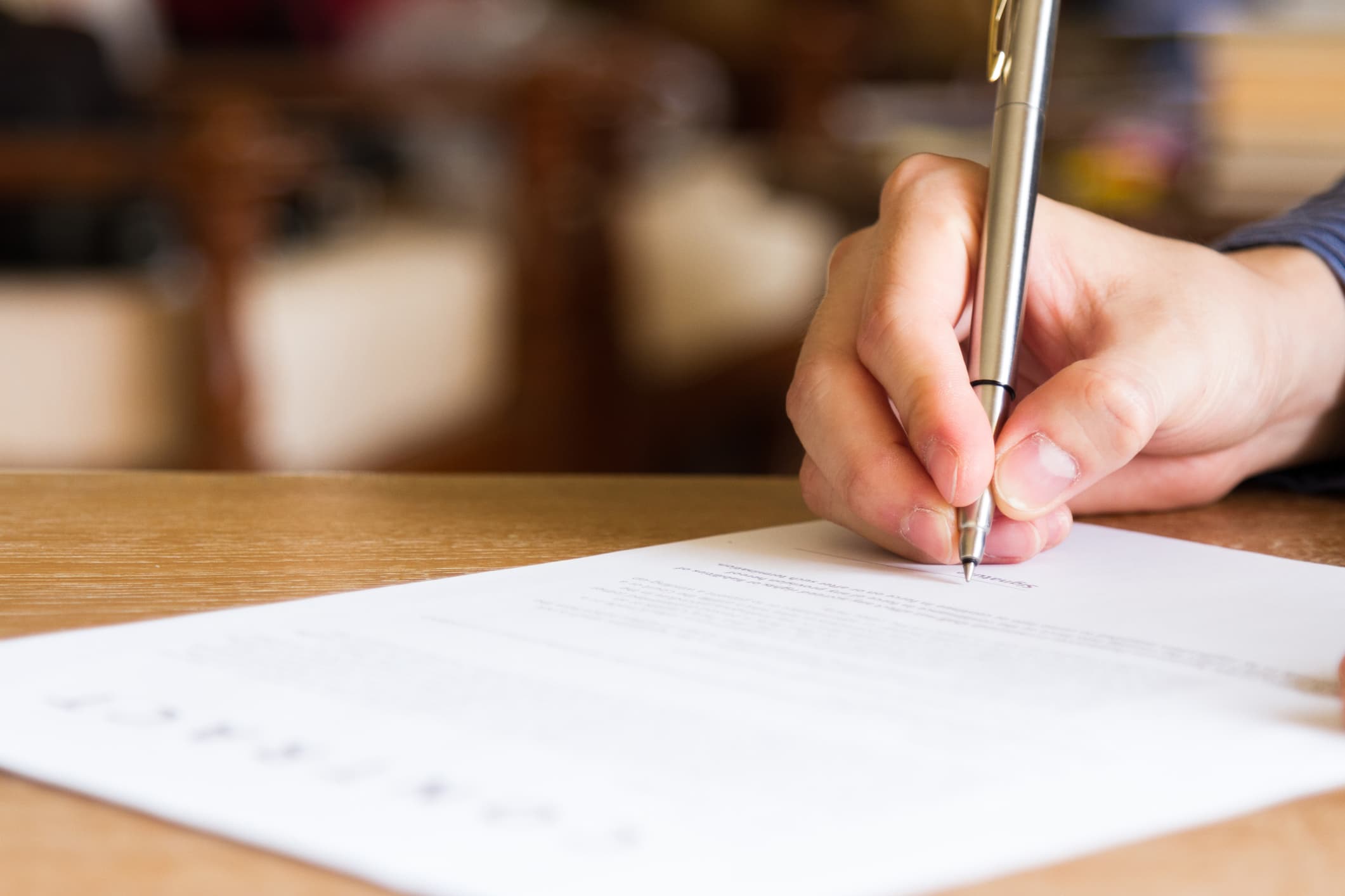 persoon die contract tekent