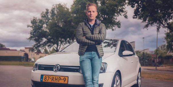 een man staand naast een auto